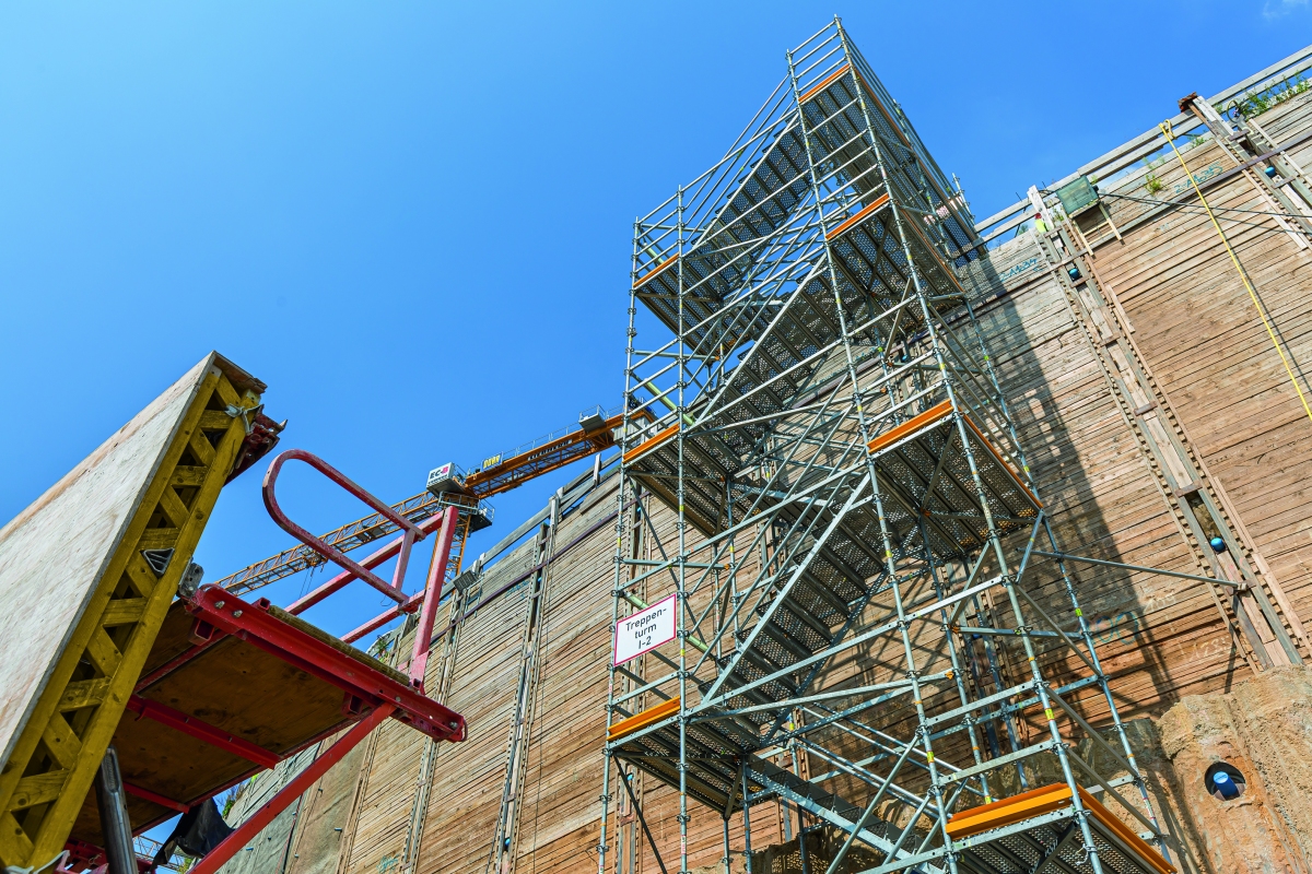 Treppen erschließen die bis zu 20 m tiefe Baugrube Treppen mit 1,00 m breiten Treppenläufen erschließen die Arbeitsbereiche der bis zu 20 m tiefen Baugrube.