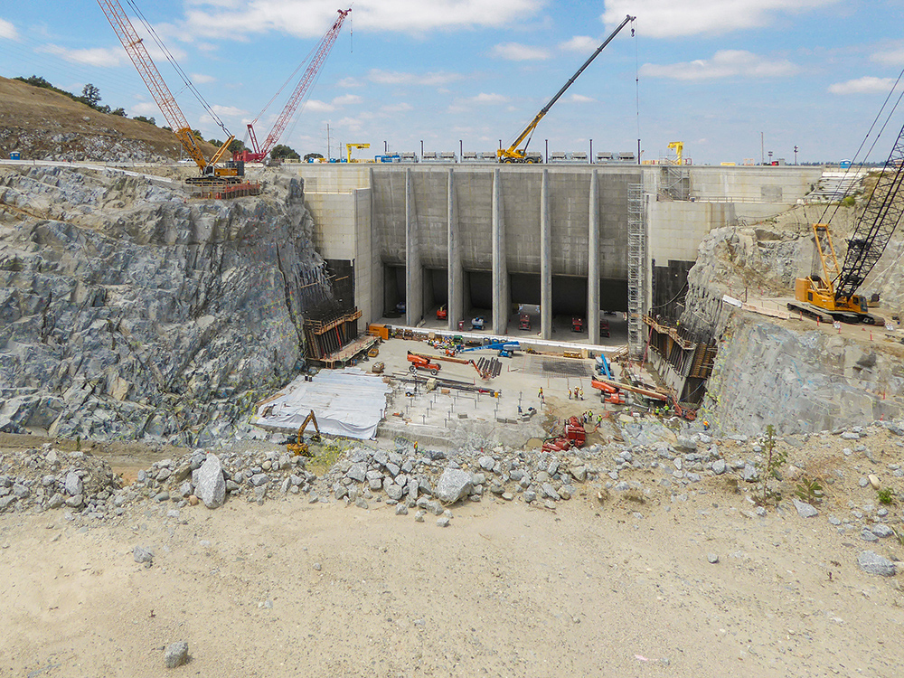 The new spillway with six submerged tainter gates 