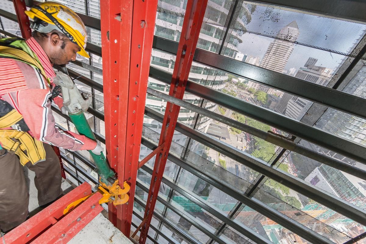 Media File No. 292107 Limited crane capacity is very often the limiting factor in constructing high-rise buildings. Through the use of mobile self-climbing devices, the required crane time at the Four Seasons Hotel could be minimized.