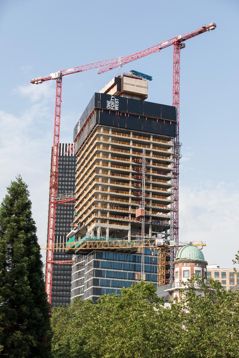 Aufzüge für den Bau des ONE FORTY WEST Für den Bau des Hotel- und Wohn-Hochhauses wurden zwei Aufzuganlagen mit 55 m Höhe (links im Bild) und 140 m Höhe errichtet (rechts).
