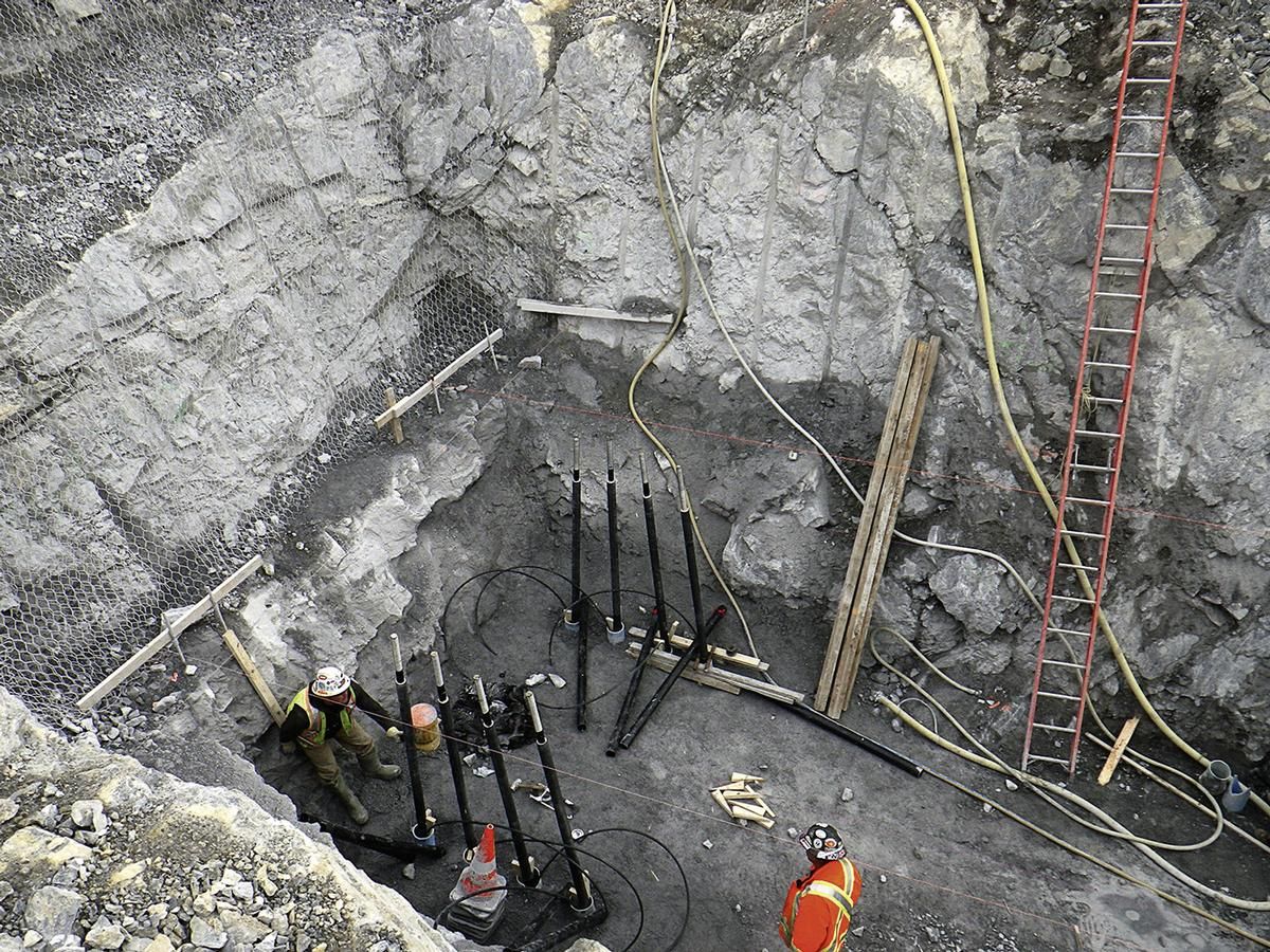Die Fundamentblöcke wurden in zehn bis 20 m Tiefe mit Ankern im tragenden Fels verankert. 