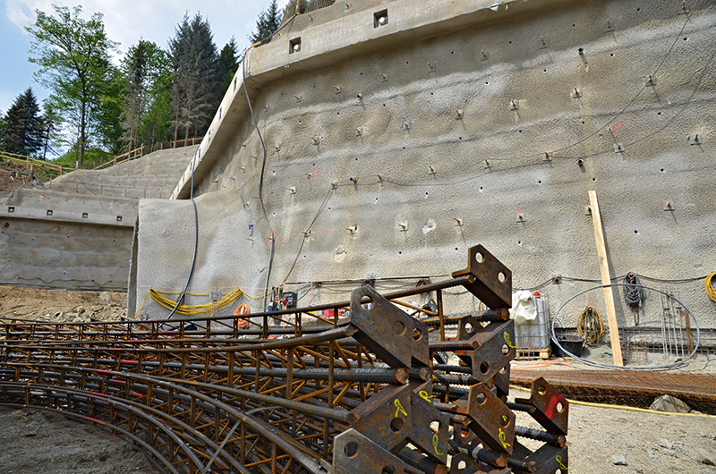 Lattice girders for stabilizing the precuts and the excavation work 