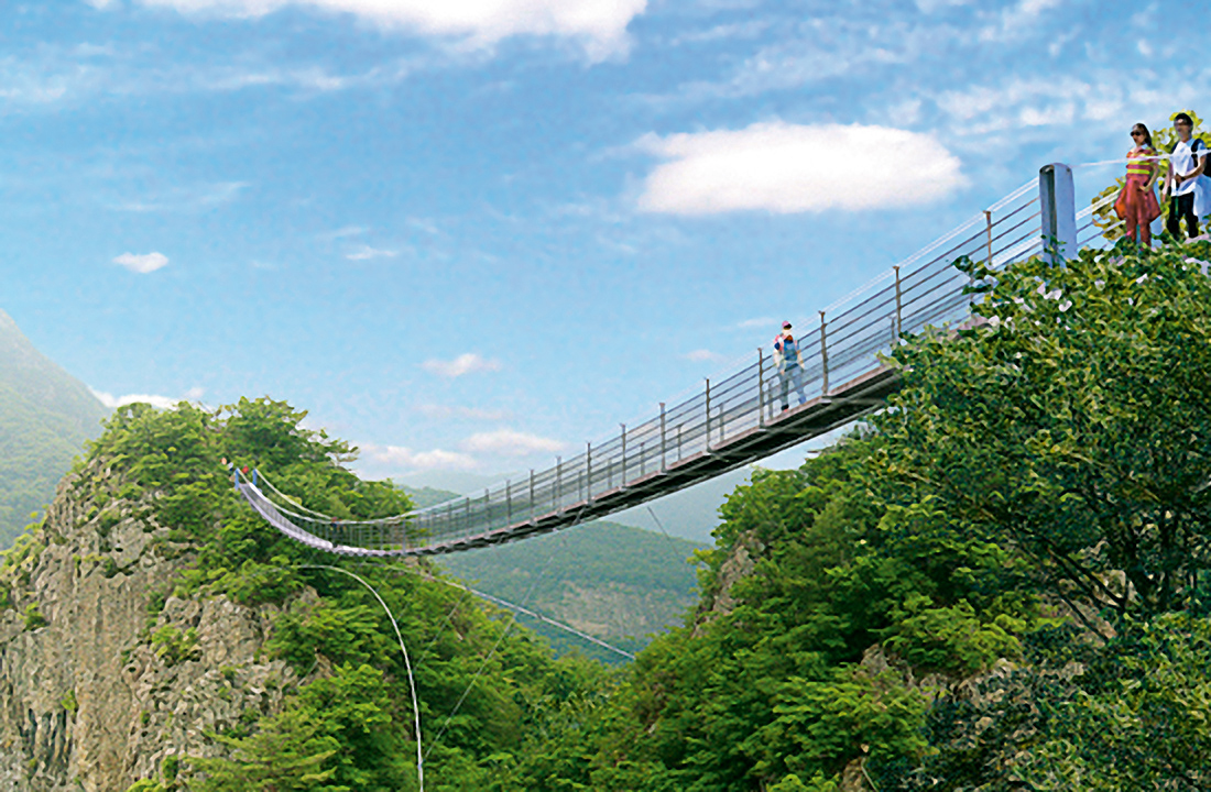Fußgänger-Hängebrücke zwischen zwei Berggipfeln 