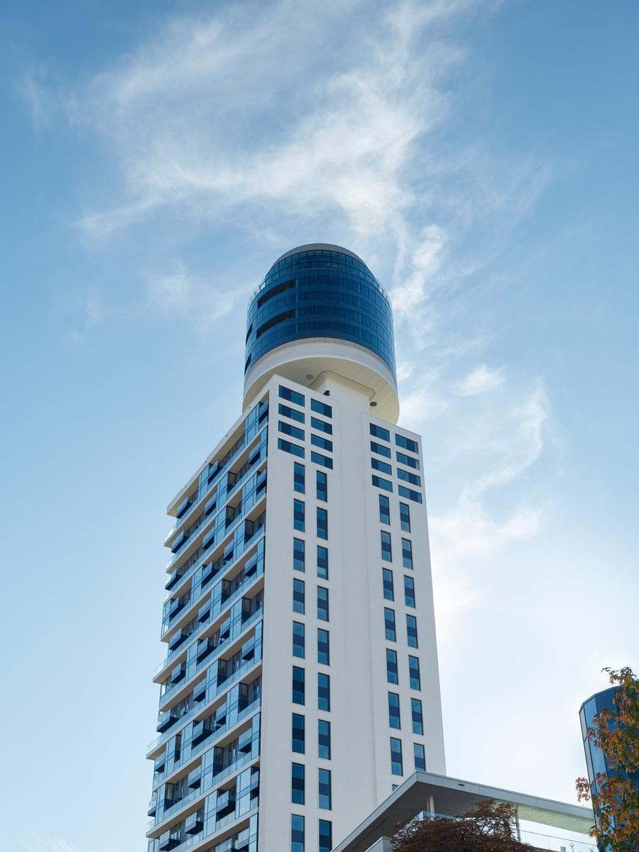 Die Architektur des neuen Henninger Turms ist an die des Vorgängergebäudes angelehnt. Es wurde 2013 abgerissen. Die Architektur des neuen Henninger Turms ist an die des Vorgängergebäudes angelehnt. Es wurde 2013 abgerissen.