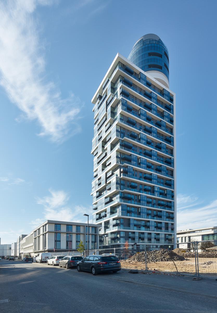 Neben dem Henninger Turm werden bis 2019 mehrere fünfgeschossige Stadtvillen mit 110 Wohneinheiten entstehen. Neben dem Henninger Turm werden bis 2019 mehrere fünfgeschossige Stadtvillen mit 110 Wohneinheiten entstehen.