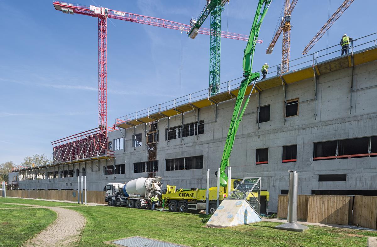 Mediendatei Nr. 280079 Insgesamt 55.000 m³ Beton und 9.000 t Baustahl werden in Frankfurt verbaut. Zum Schalen der Außenwände werden Rahmenschalungen und Faltbühnen eingesetzt