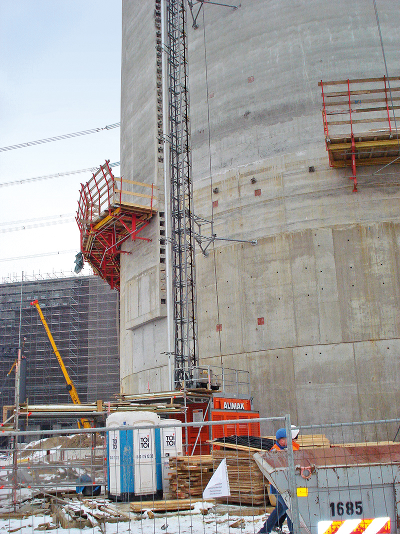 Assembly and the grouting of the tendons were carried out on two suspended platforms. 