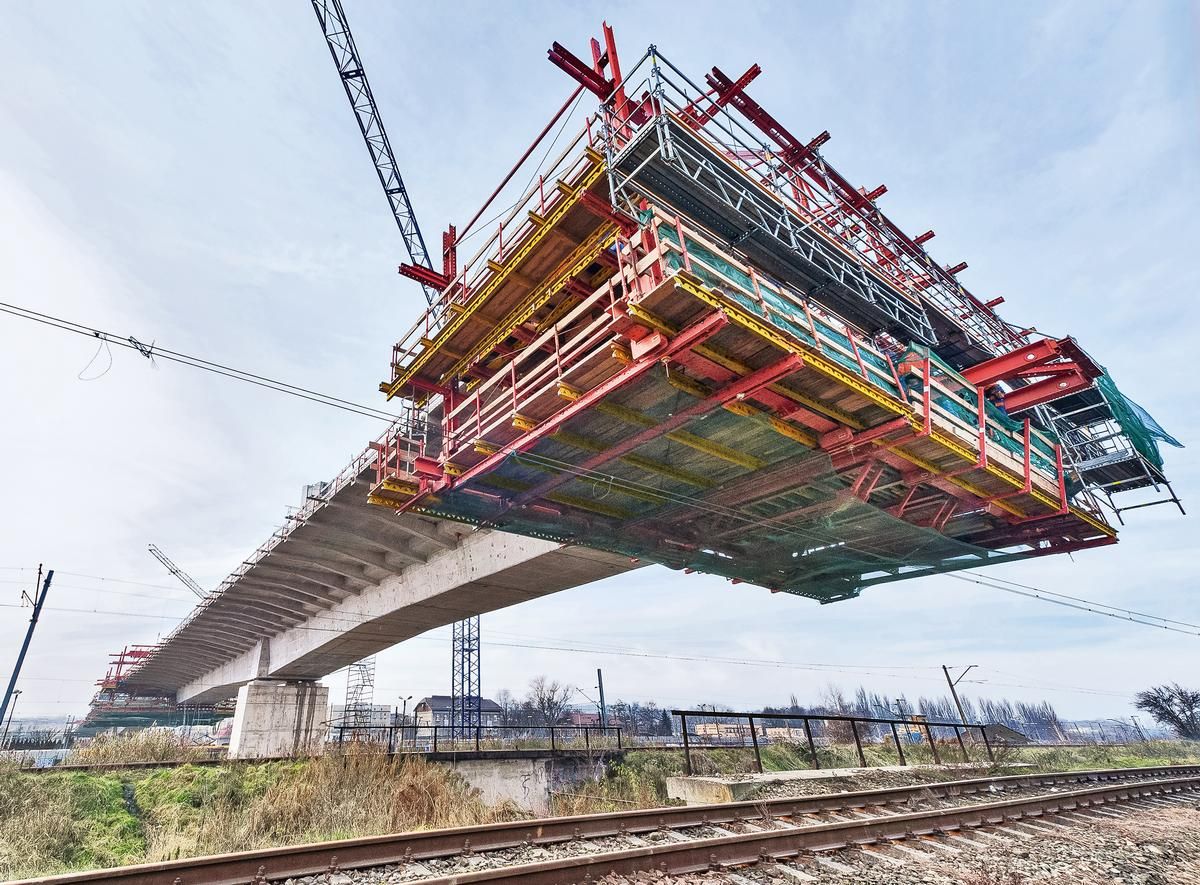 Media File No. 242221 When moving the PERI cantilevered construction carriage above the overhead lines, the safety of construction team and the adjacent area was always guaranteed through the compatibility with the PERI UP modular scaffolding.