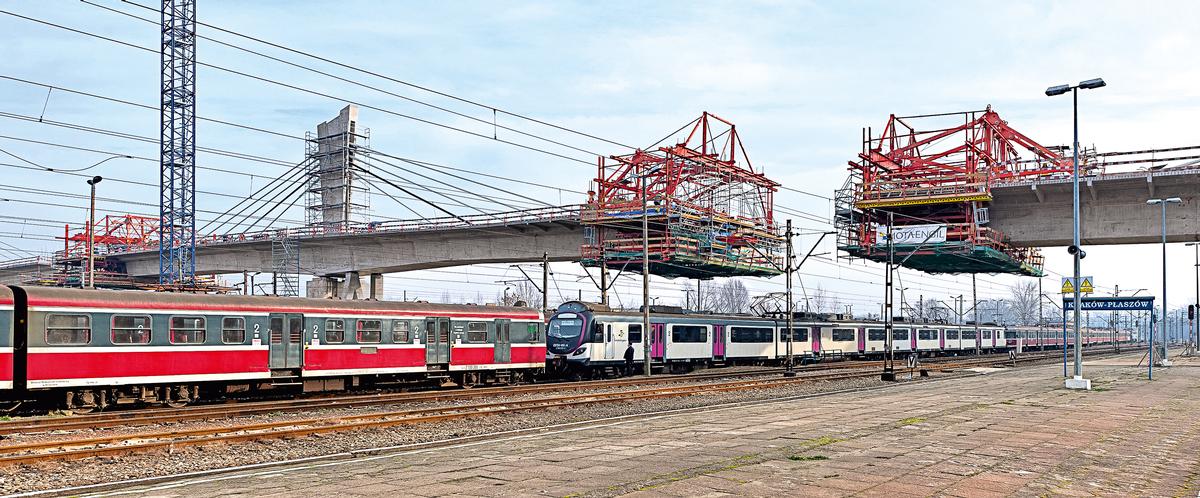 Die Herstellung der 252 m langen Überquerung des Eisenbahnknotens Krakau-Plaszow erfolgte mit vier VARIOKIT Freivorbaugeräten 