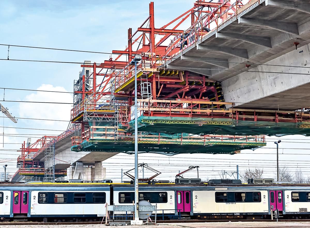 Media File No. 242223 Heavy railway traffic at one of the busiest stations in Poland remained undisturbed during construction thanks to the PERI balanced cantilever equipment.