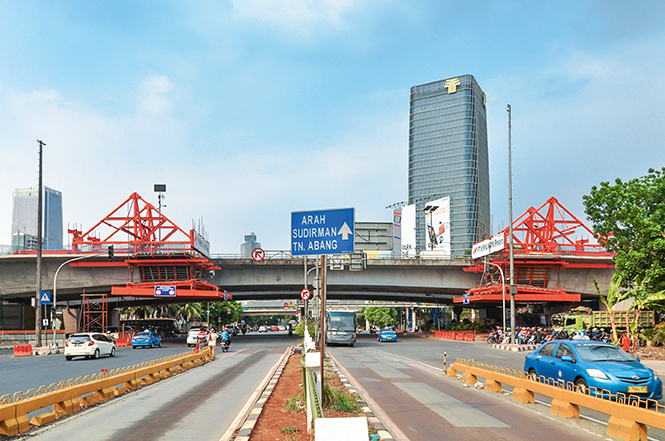 Durch den Kuningan Flyover hat sich die Verkehrssituation an der Kuningan-Kreuzung in Jakarta entspannt. Durch den Kuningan Flyover hat sich die Verkehrssituation an der Kuningan-Kreuzung in Jakarta entspannt.