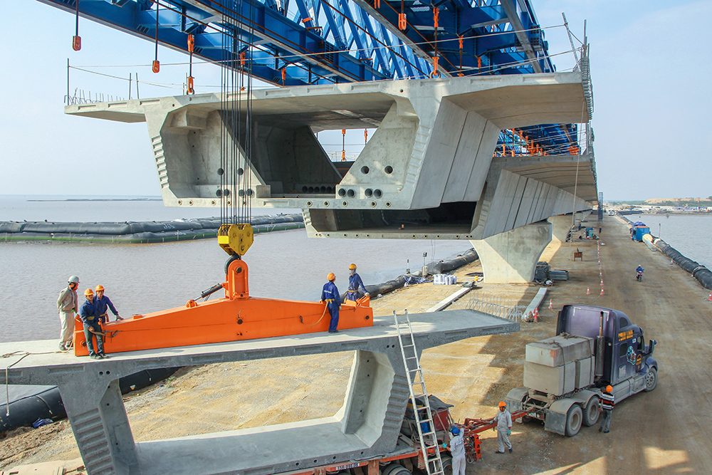 The 88 bridge spans of Lach Huyen Bridge are supported by pile structures. 
