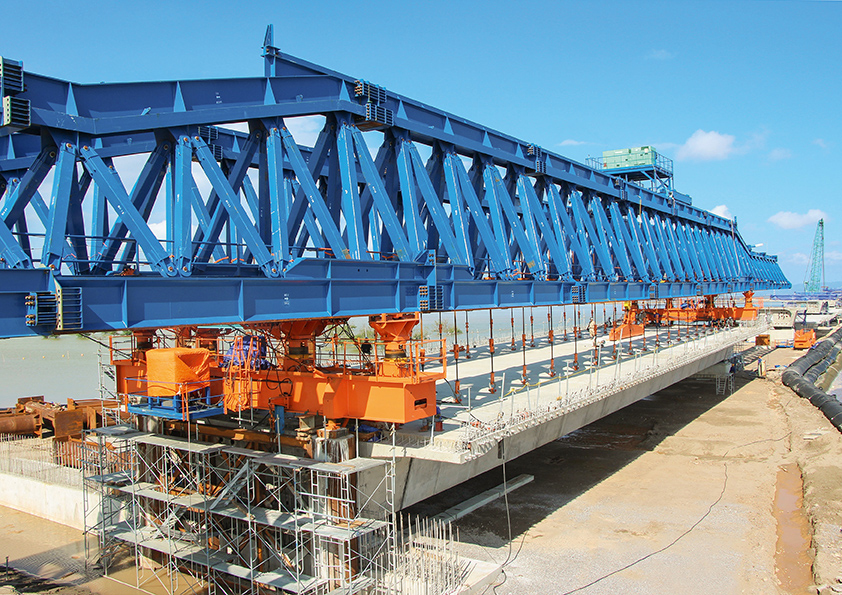 Die zwei Arbeitsplattformen für den Bau der Brückenkonstruktion waren 26 m breit und 4,1 km lang. Die zwei Arbeitsplattformen für den Bau der Brückenkonstruktion waren 26 m breit und 4,1 km lang.