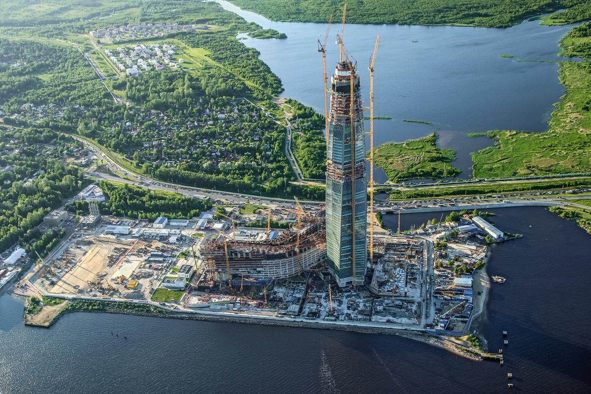 Die Zentrale des Energiekonzerns Gazprom wird 462 m hoch Multifunktionsgebäude, ein Amphitheater und großzügige Parks ergänzen das Hochhaus.