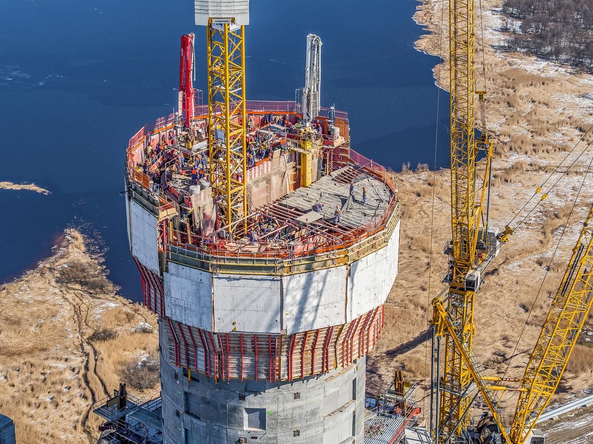 Media File No. 284297 For the spiral-shaped core of the high-rise structure, an efficient formwork solution based on a self-climbing system was delivered. Crane and weather-independent work operations accelerated the construction progress.
