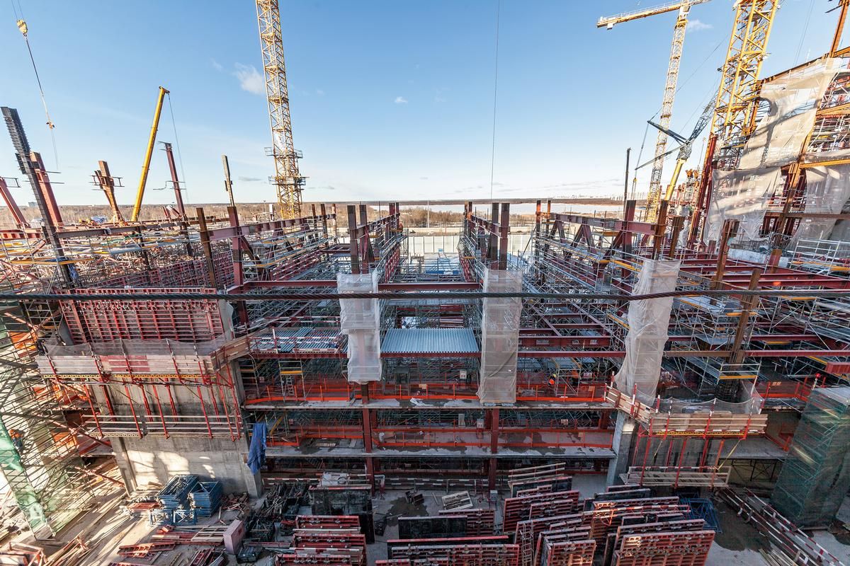 Media File No. 284301 There have been different formwork and shoring solutions: among other things, climbing formwork units, panel formwork as well as working platforms for the multi-purpose building.