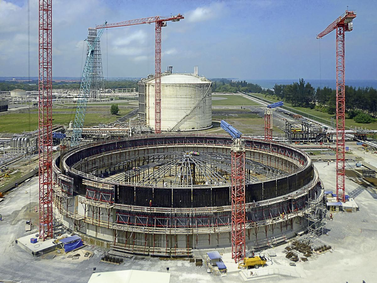 The LNG tank has a capacity of 120,000 m³ 