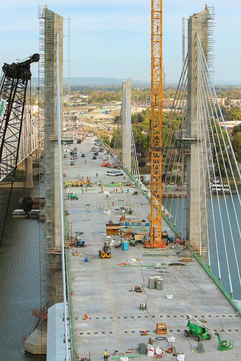 The Abraham Lincoln Bridge is a stay cable bridge with three pairs of pylons. 