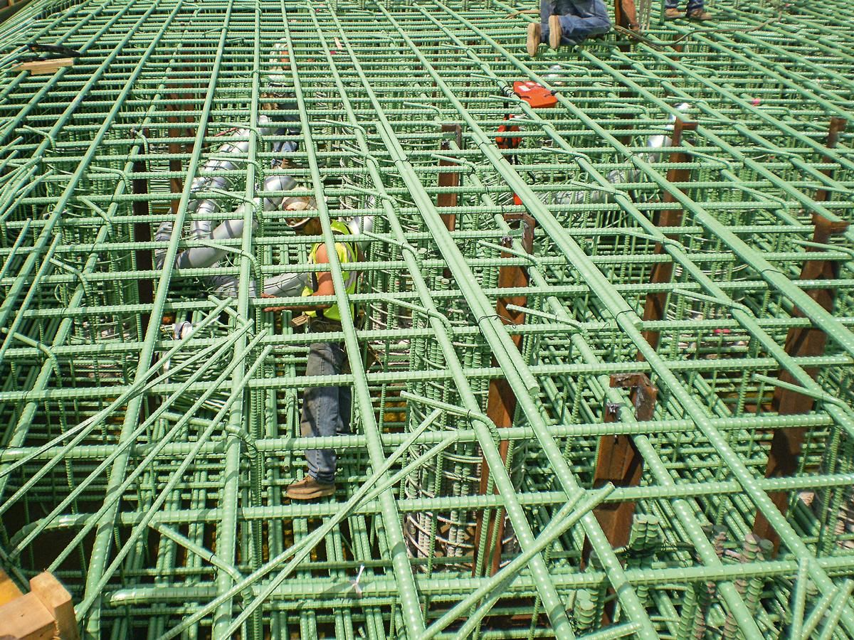 Prestressing ducts being laid in the reinforcing cage 