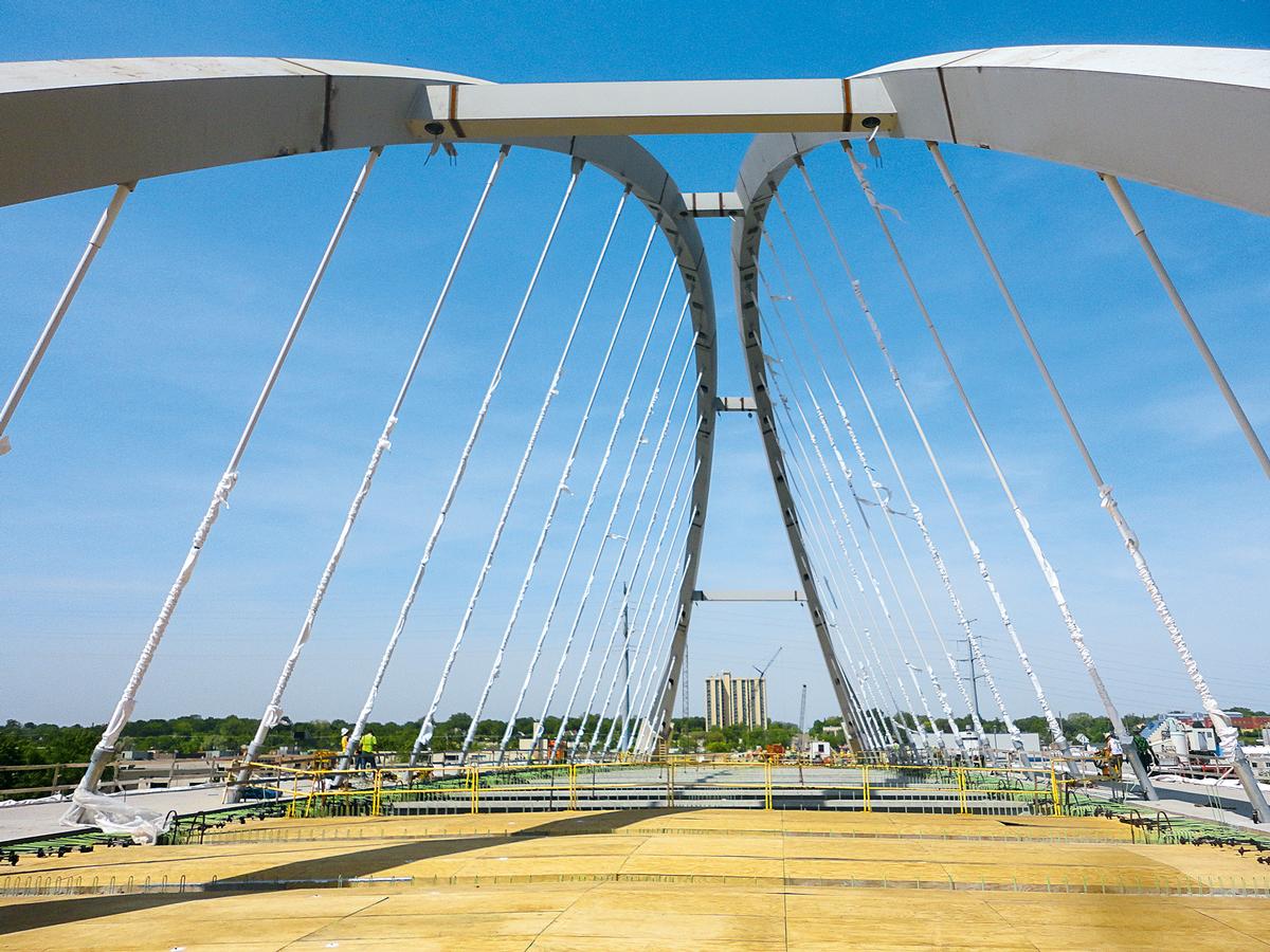 The two large arch ribs are tilted towards one another and meet in the middle of the main span. The two large arch ribs are tilted towards one another and meet in the middle of the main span.