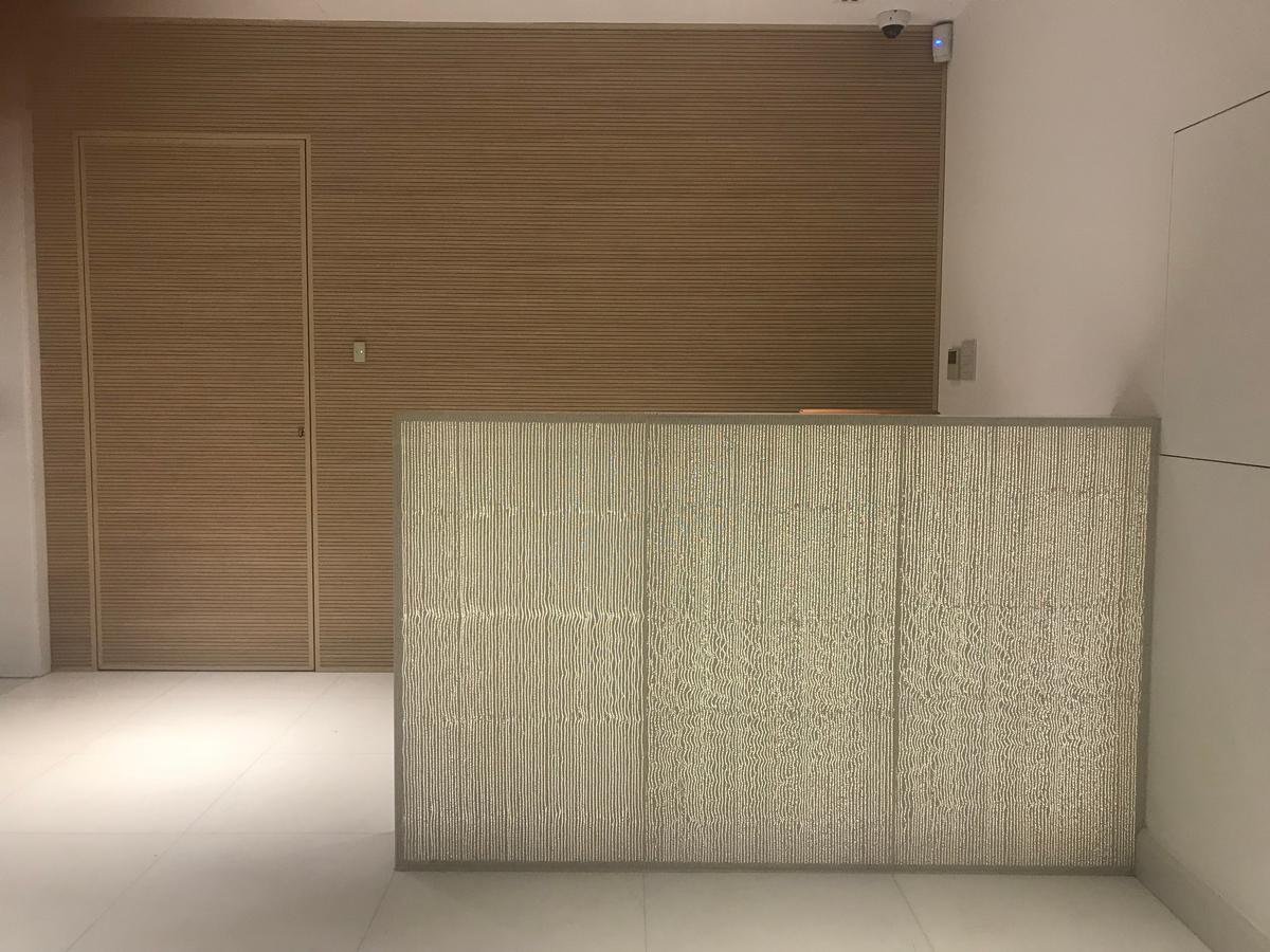 In lobby and reception areas, the counters are also made of light concrete panels. 