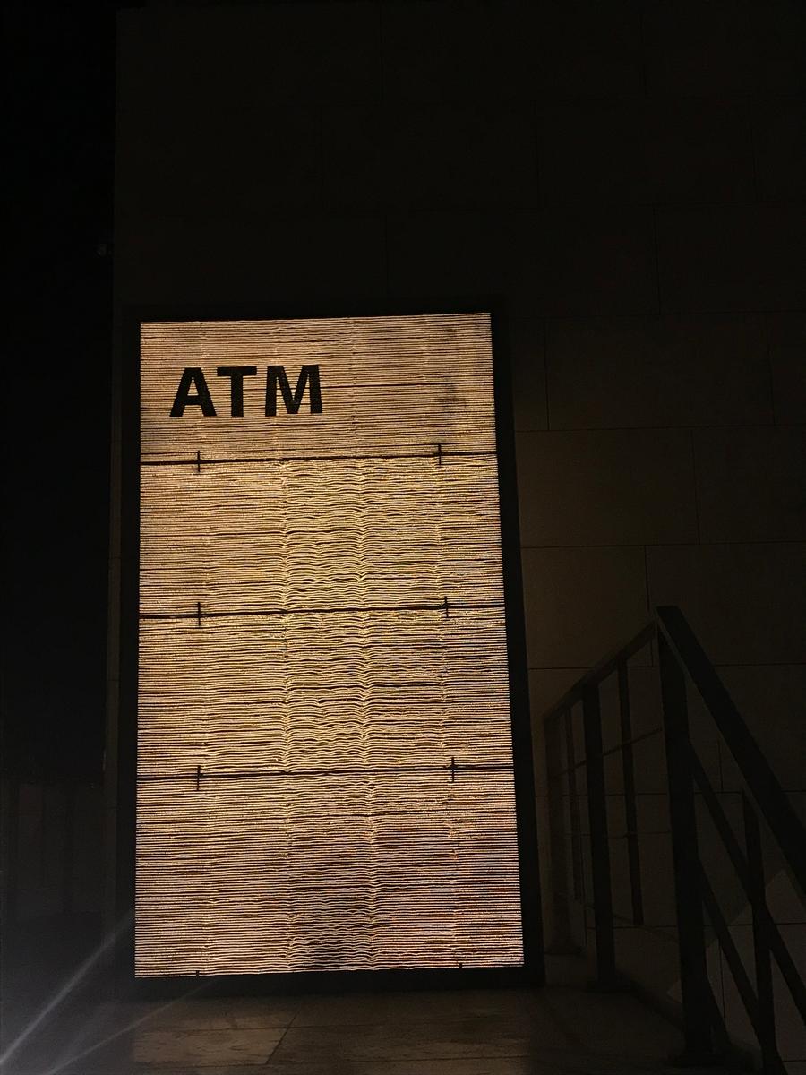 Auch die Geldautomatenbereiche wurden mit einer hinterleuchteten Lichtbetonwand gestaltet. 
