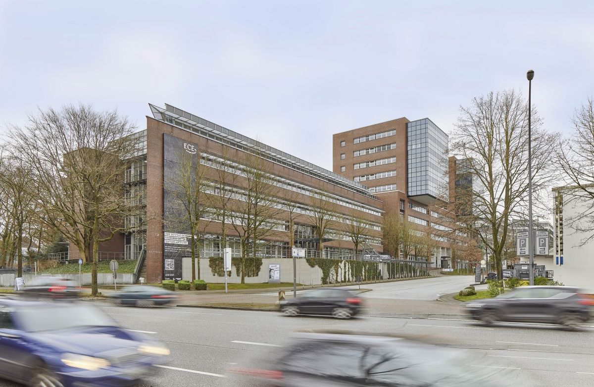 Die stickoxidbindende Textilfassade am Hamburger ECE-Campus (links im Bild) 