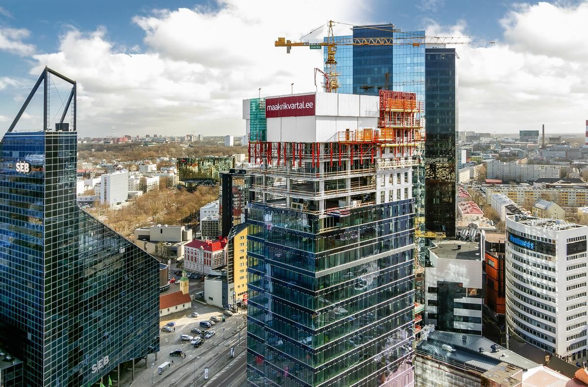 Mediendatei Nr. 277681 Die größten Bürogebäude im Zentrum Tallinns liegen gleich neben dem Maakri-Viertel: das Tornimäe Business Center, das City Plaza, das Gebäude der Europäischen Union, das SEB-Gebäude (links im Bild), das Rävala Business Center, das Novira Plaza und zwei führende Hotels: das Radisson Blu Sky und das Swissôtel