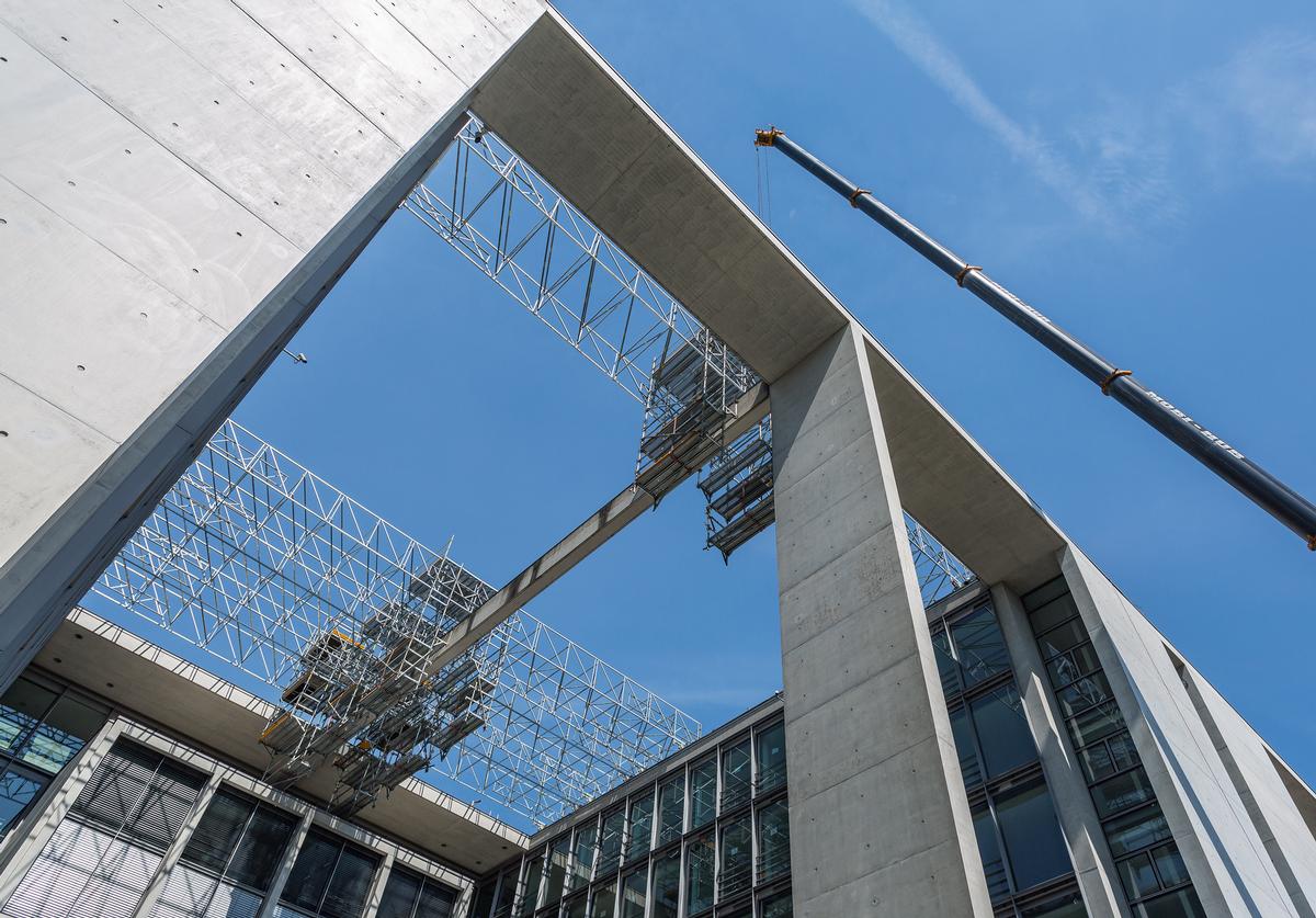 Mediendatei Nr. 287934 Für Sanierungsarbeiten an exponierten Betonbindern überspannt ein verfahrbares Hängegerüst die Dachlandschaft des Berliner Bundestagsgebäudes.
