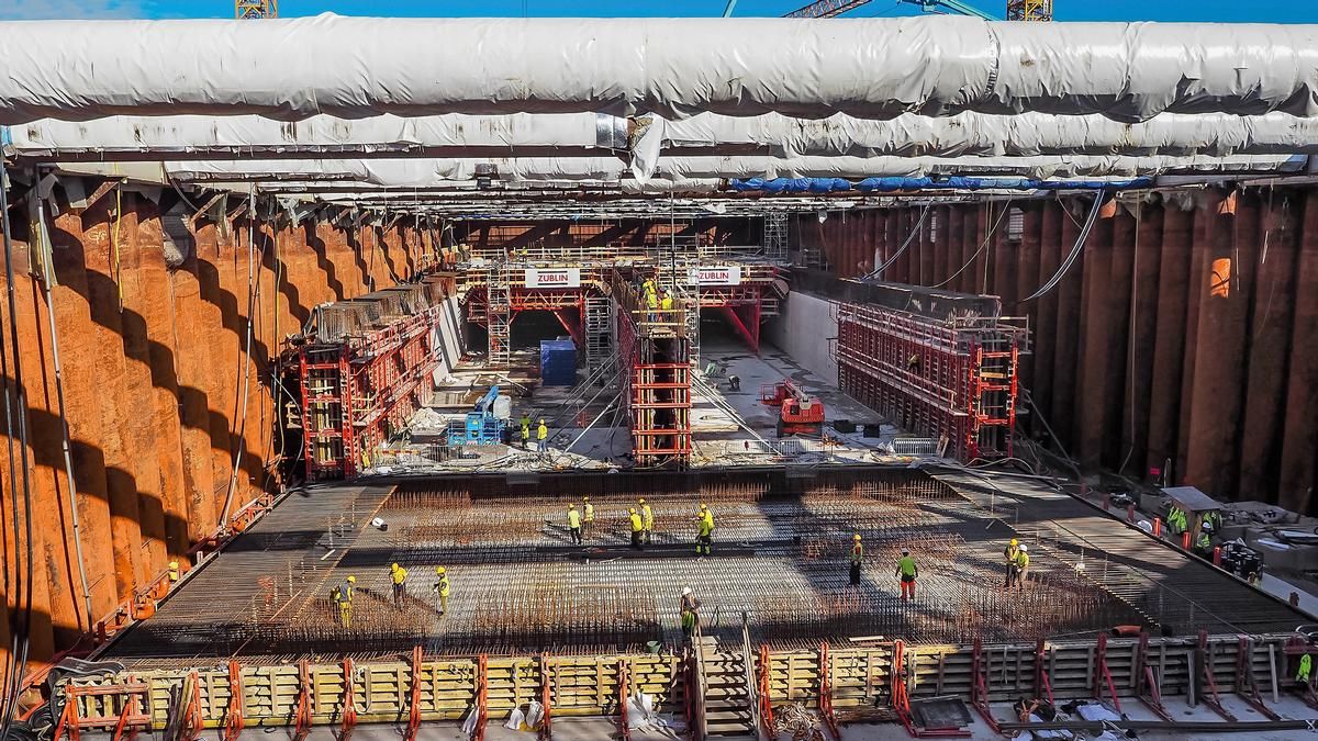 Media File No. 291734 For the twin-tube tunnel segments, the construction team formed and concreted the bottom slab and walls in a single pour, then the slabs using two formwork carriages. The limited workspace in the dry dock posed a number of challenges.