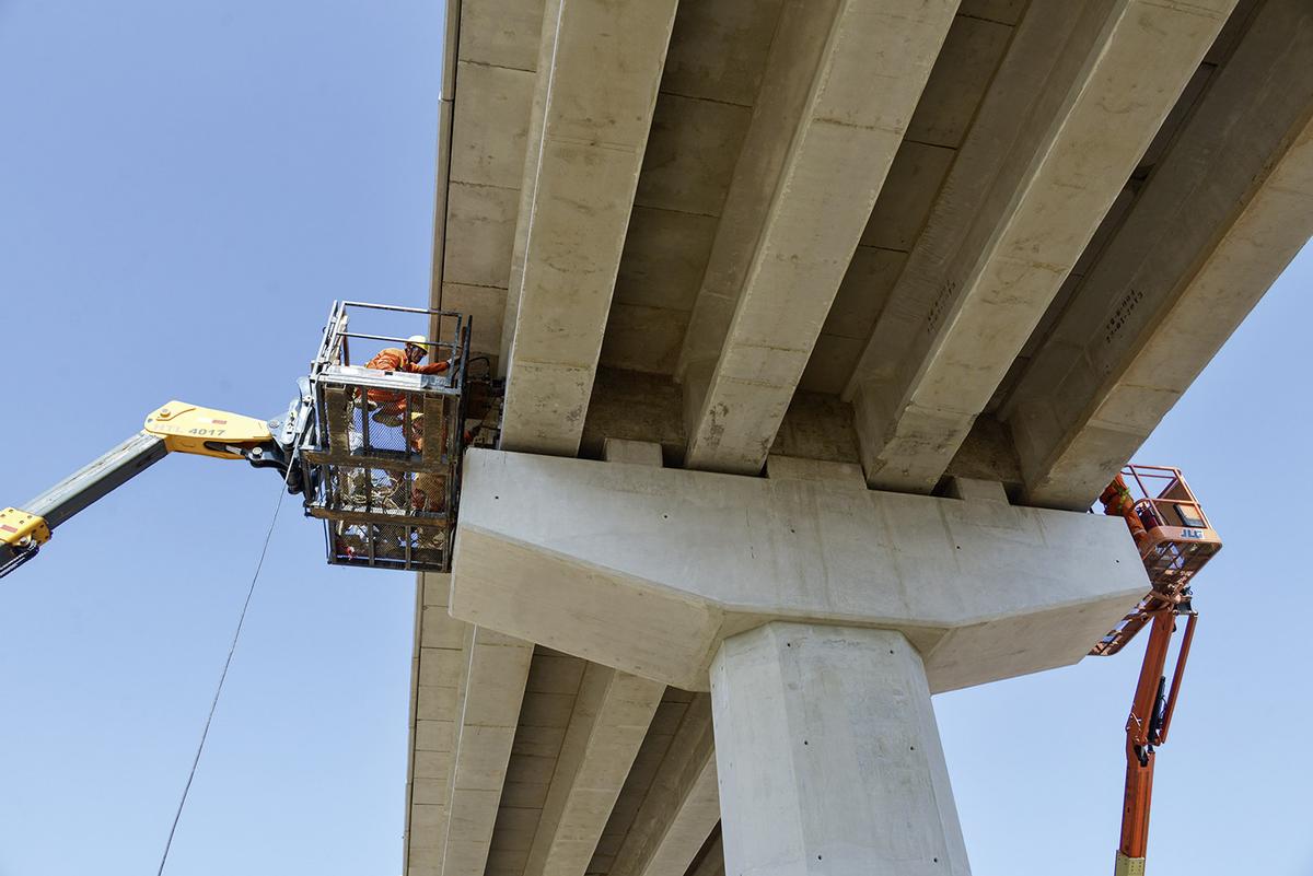 Spannen der Stabspannglieder am 12,4 km langen Viadukt 