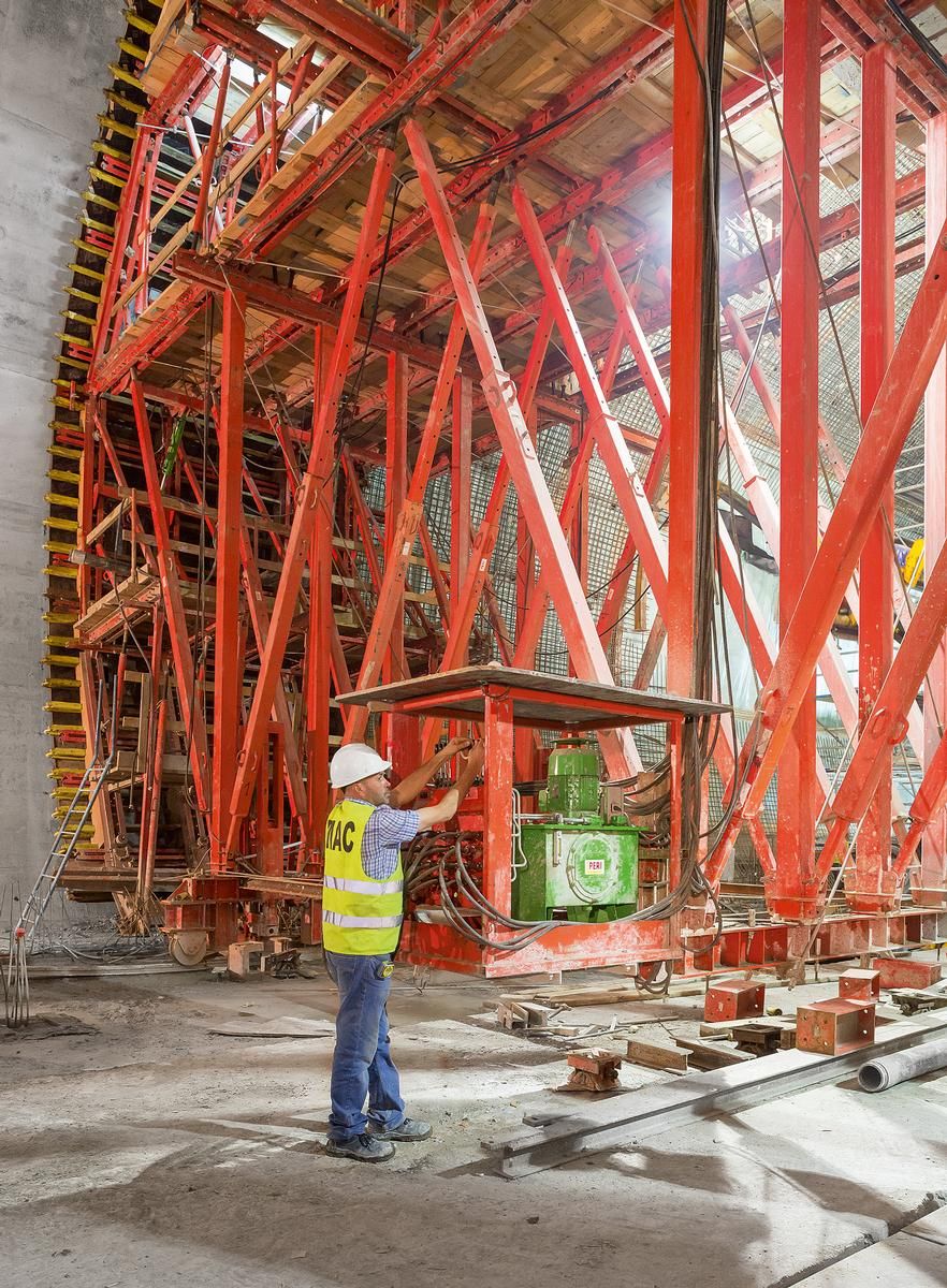 Media File No. 242606 Based on the VARIOKIT modular system, the PERI formwork carriage solution is tailored to meet all project requirements and is also hydraulically operated.