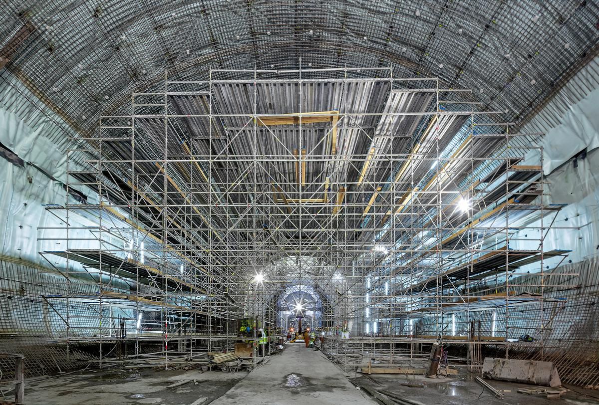 Media File No. 242609 The PERI UP working scaffold has been optimally adapted to suit the imposing cross-sectional geometry of the station's arched form and is used to execute the waterproofing and reinforcement work in advance