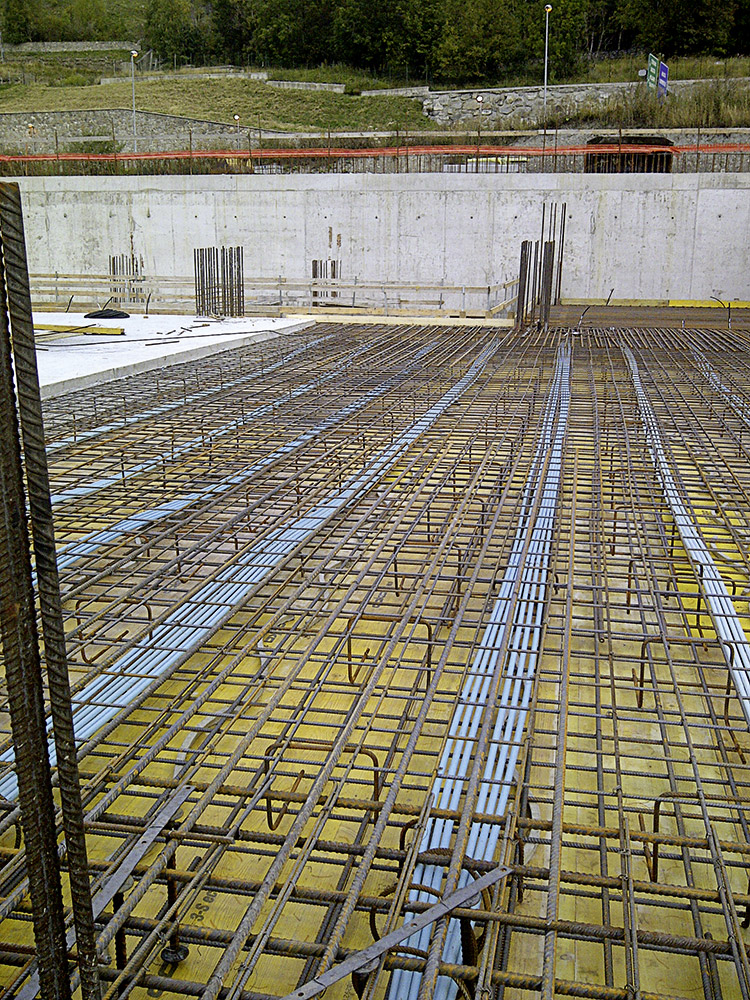 Monostrand tendons in PE ducts for post-tensioning the floor slab of the valley station 