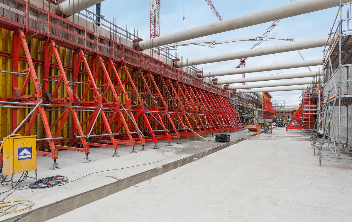 Rund 45.000 m³ Beton wurden innerhalb von knapp 1,5 Jahren beim Bau der neuen Moselschleuse verarbeitet. Rund 45.000 m³ Beton wurden innerhalb von knapp 1,5 Jahren beim Bau der neuen Moselschleuse verarbeitet.
