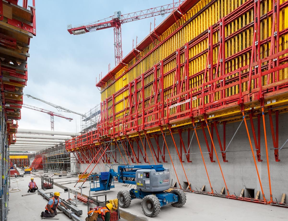 A climbing system served as scaffolding for the 7.80 m high girder wall formwork for the second concreting cycle height 