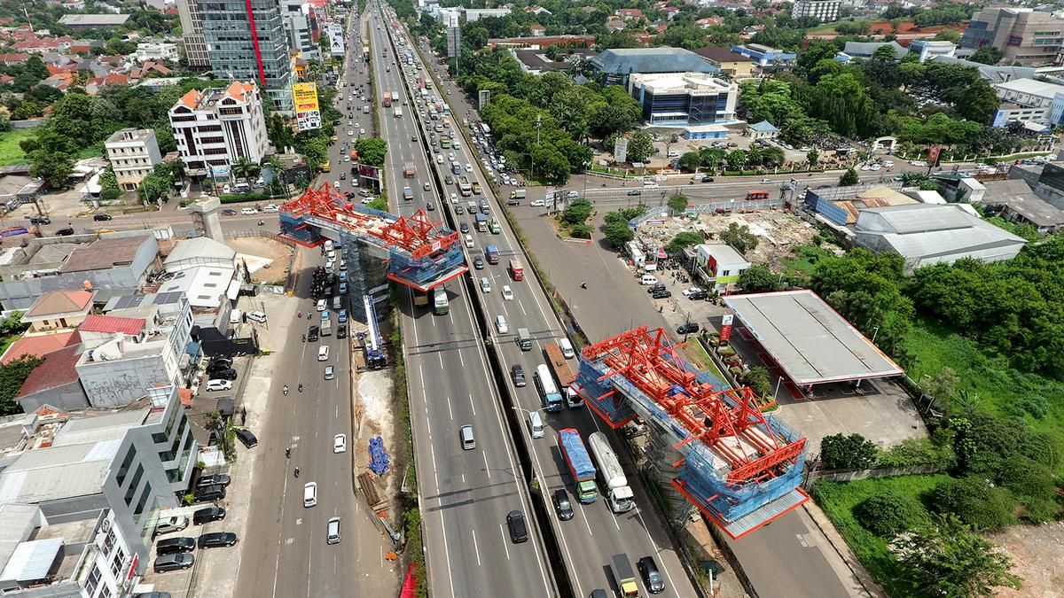 The bridge crosses the heavily trafficked Jakarta Outer Ring Road. 