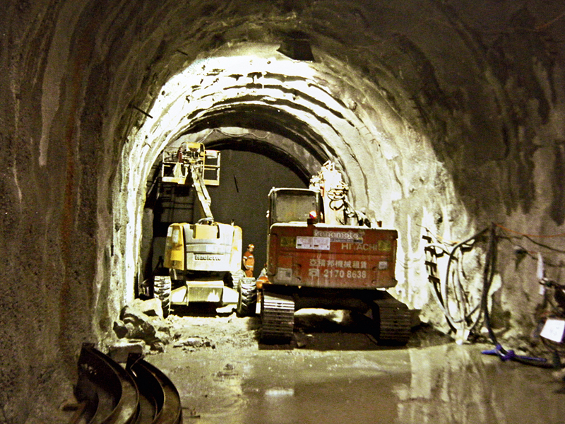 Blick in eine Tunnelröhre während des Ausbaus 