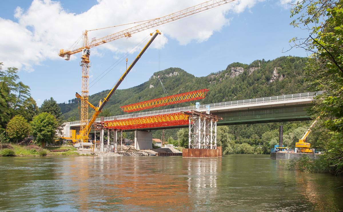 Media File No. 243147 For the construction of the Mur Bridge near Frohnleiten, the new VARIOKIT heavy-duty truss from PERI has set new standards in shoring operations.
