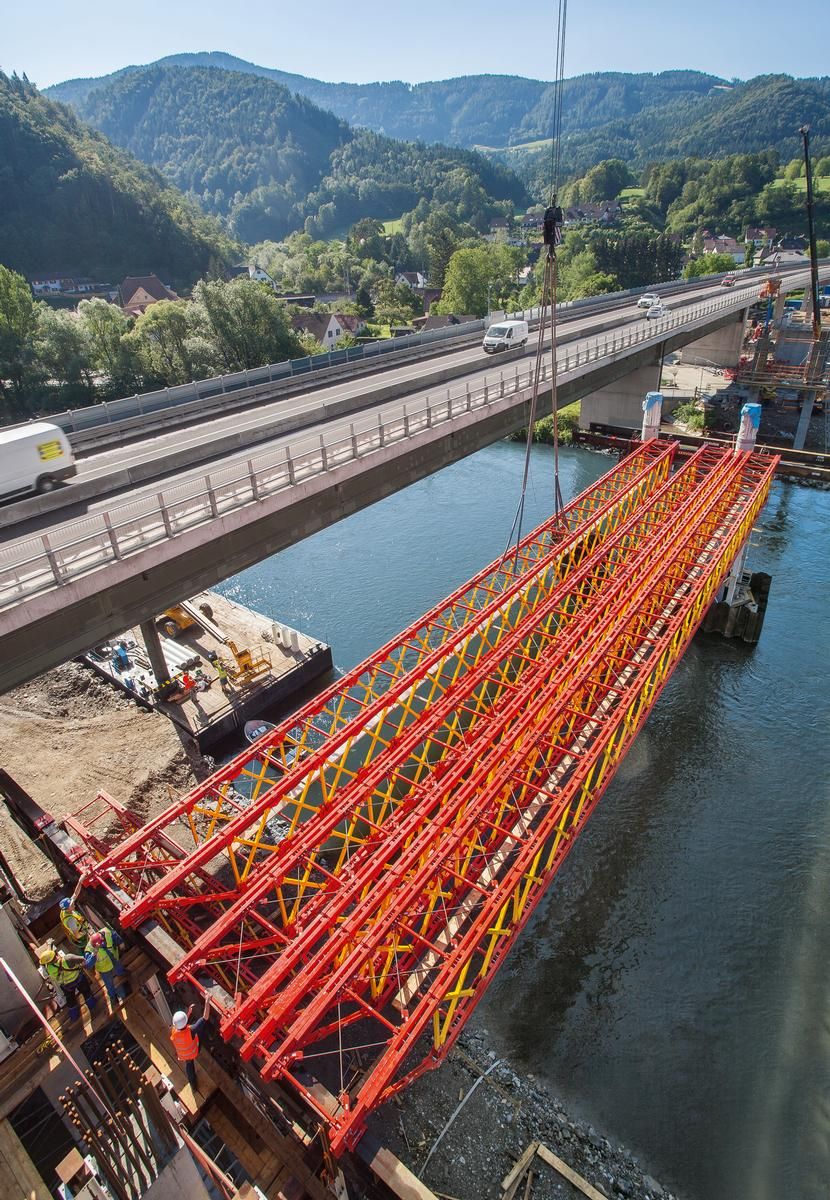 Media File No. 243148 For transferring the heavy loads over the almost 40 m span, the truss arrangement and spacings can be flexibly determined using a metric grid configuration.