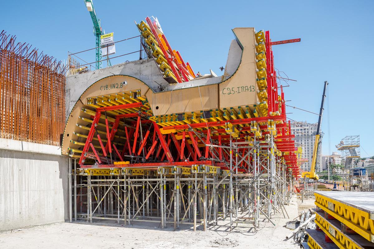 Media File No. 243291 Supported by PERI UP shoring and working scaffolds, as well as a VARIOKIT raised formwork unit, the customised elements are assembled on site to form a complete 3D formwork construction.
