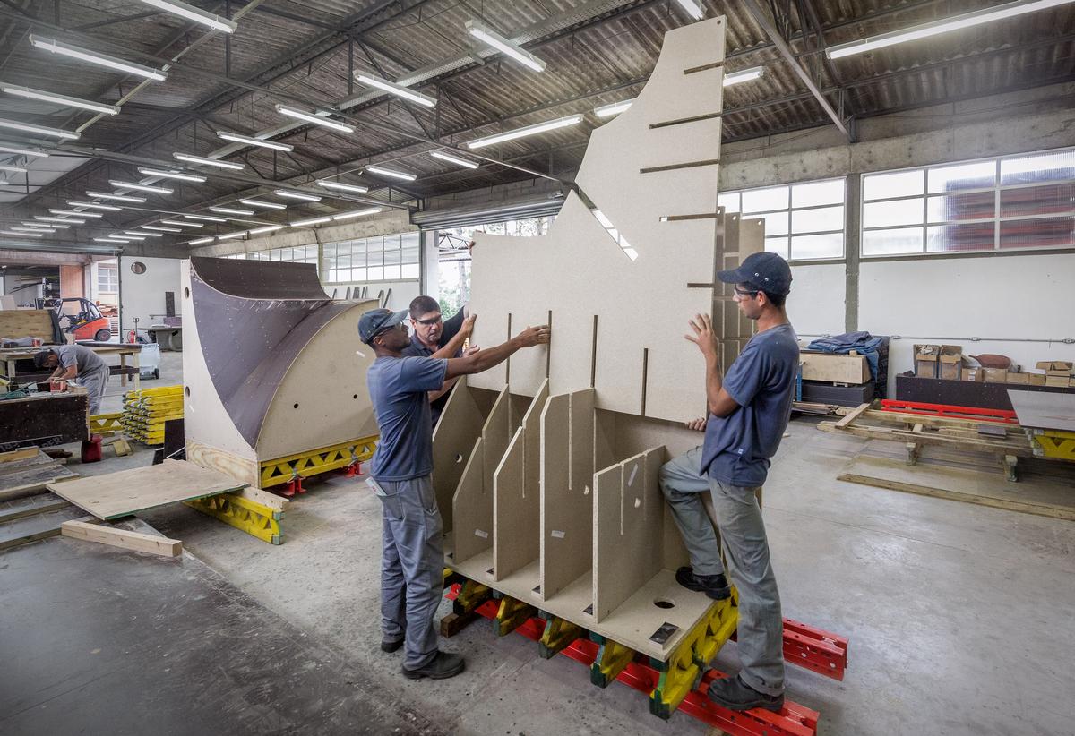 Media File No. 243292 The 3D formwork units were pre-assembled with the help of the individual formwork elements produced at the CNC woodworking facility at PERI Brazil.