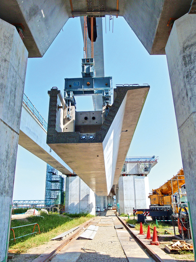 Ein u-förmiger Fertigteilträger für den Nakano-Viadukt 