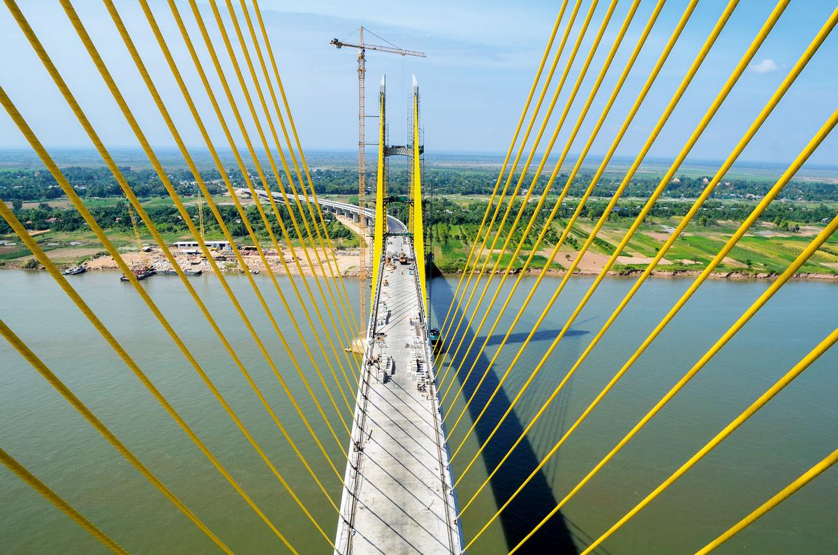 Blick auf das Brückenfeld zwischen den beiden H-förmigen Pylonen 