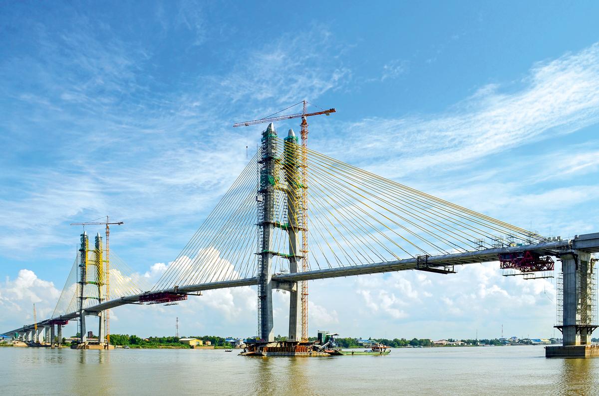Die Tsubasa-Brücke überspannt den Mekong bei Neak Loeung. 