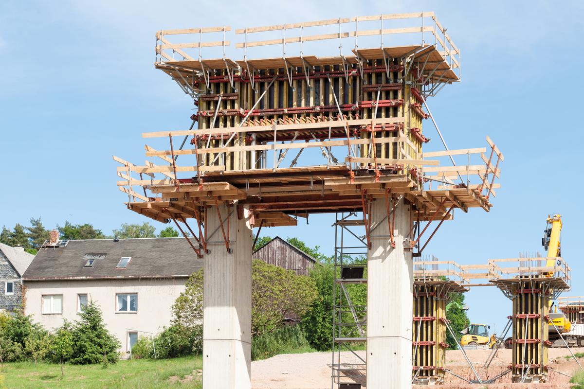 All the advantages of the NOEratio beam formwork came into play when erecting the forms for the column pair head. All the advantages of the NOEratio beam formwork came into play when erecting the forms for the column pair head.
