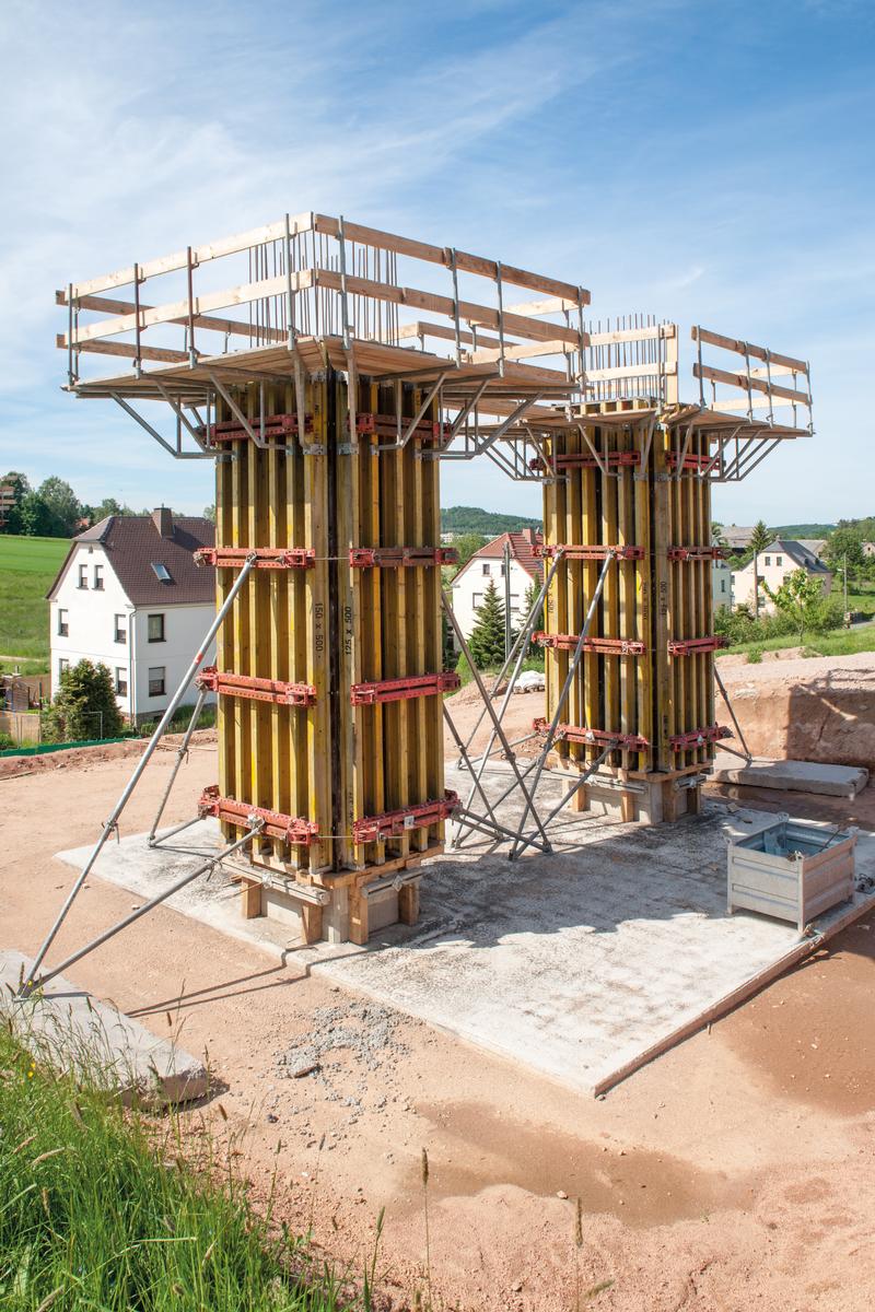 Media File No. 243500 The 25 cm panel width of the NOEratio beam formwork proves itself of particular benefit on the slender cross section of the columns supporting the bridge over the Leutersbach valley