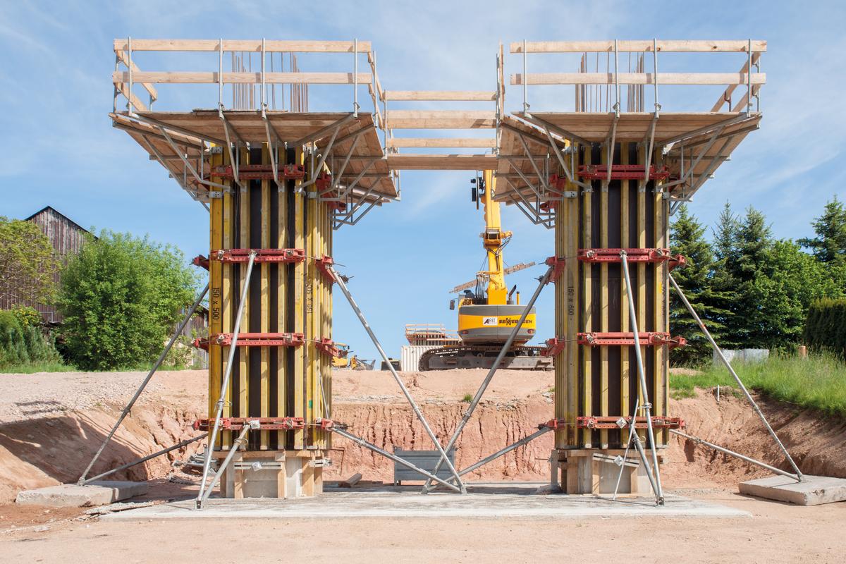 Media File No. 243501 The 25 cm panel width of the NOEratio beam formwork proves itself of particular benefit on the slender cross section of the columns supporting the bridge over the Leutersbach valley