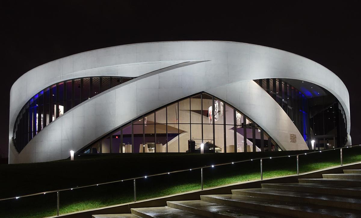 The building’s key feature of intersecting arches takes an ancient structural form and re-adapts it. The building’s key feature of intersecting arches takes an ancient structural form and re-adapts it.