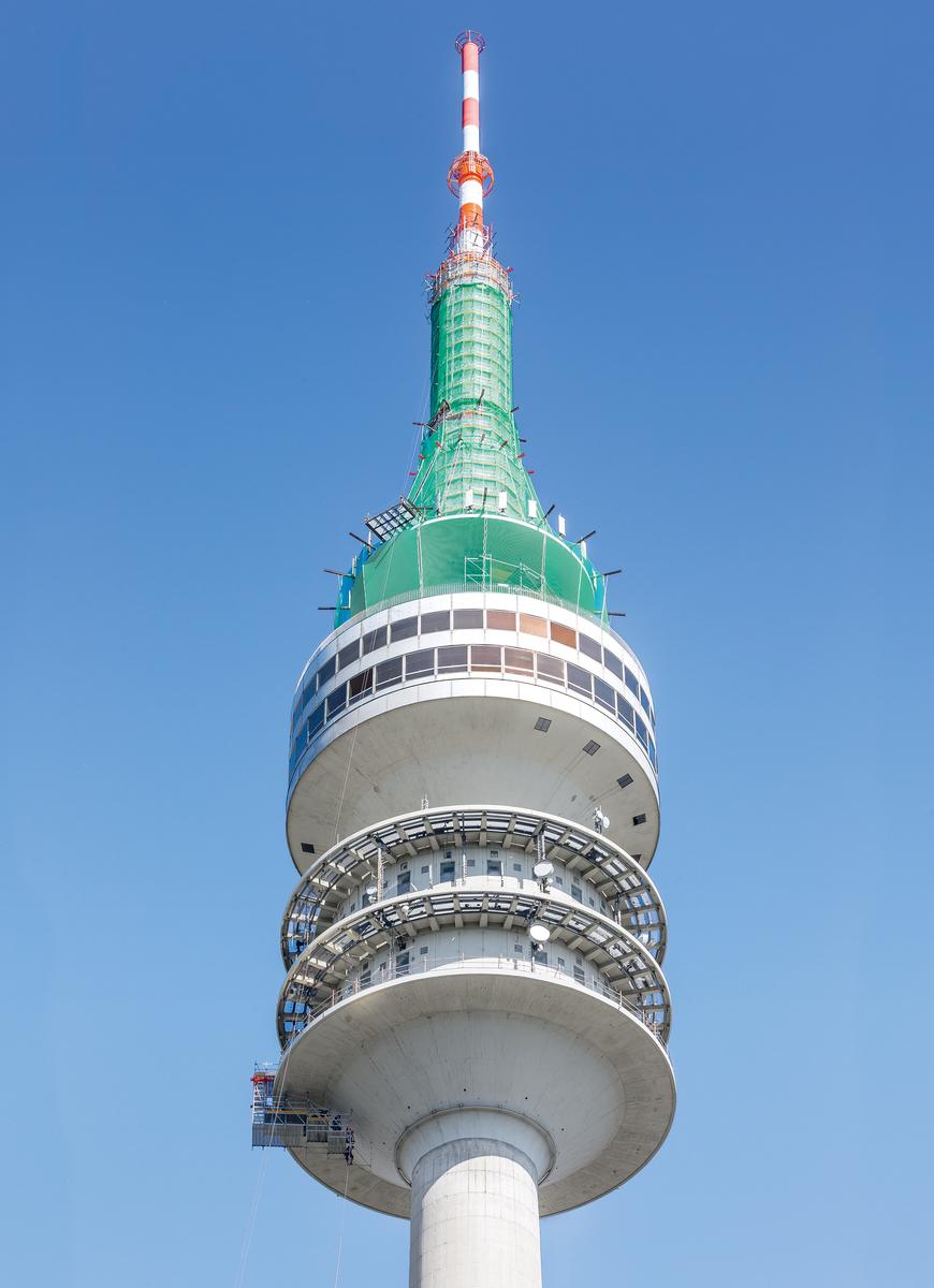 In bis zu 250 m Höhe ermöglichten Arbeitsgerüste Inspektions- und Instandsetzungsmaßnahmen am Münchner Olympiaturm. In bis zu 250 m Höhe ermöglichten Arbeitsgerüste Inspektions- und Instandsetzungsmaßnahmen am Münchner Olympiaturm.
